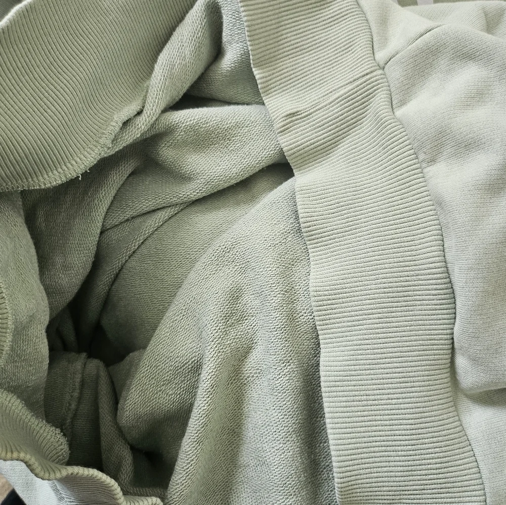 Reebok Women's Green light Sage Green Hoodie Casual Sweater Size XL.